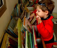 Enfant cherchant un livre