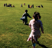 Enfants courant dans le parc de Sceaux